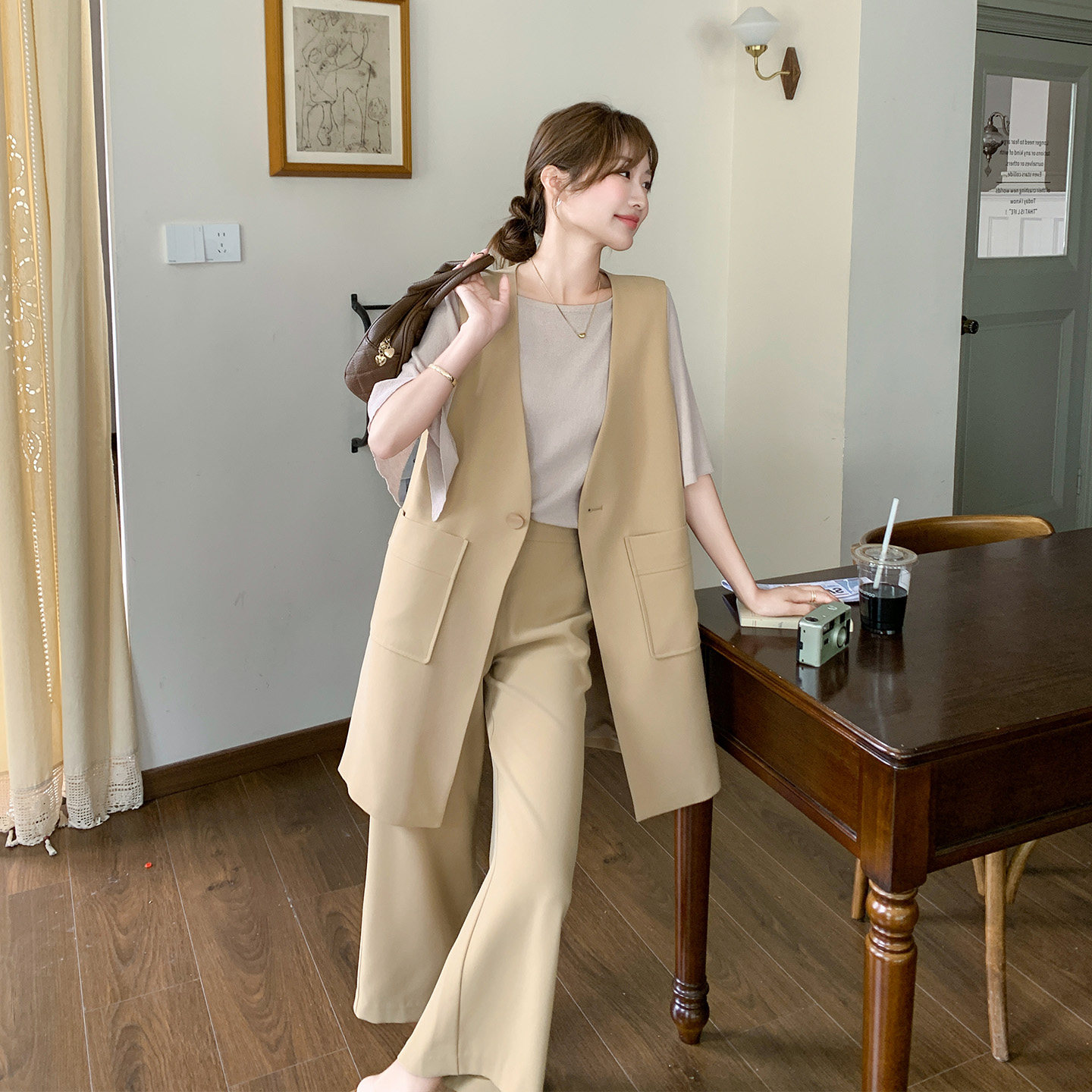 卡其色高级感V领西装马甲套装女2026夏新款短袖时尚阔腿裤三件套