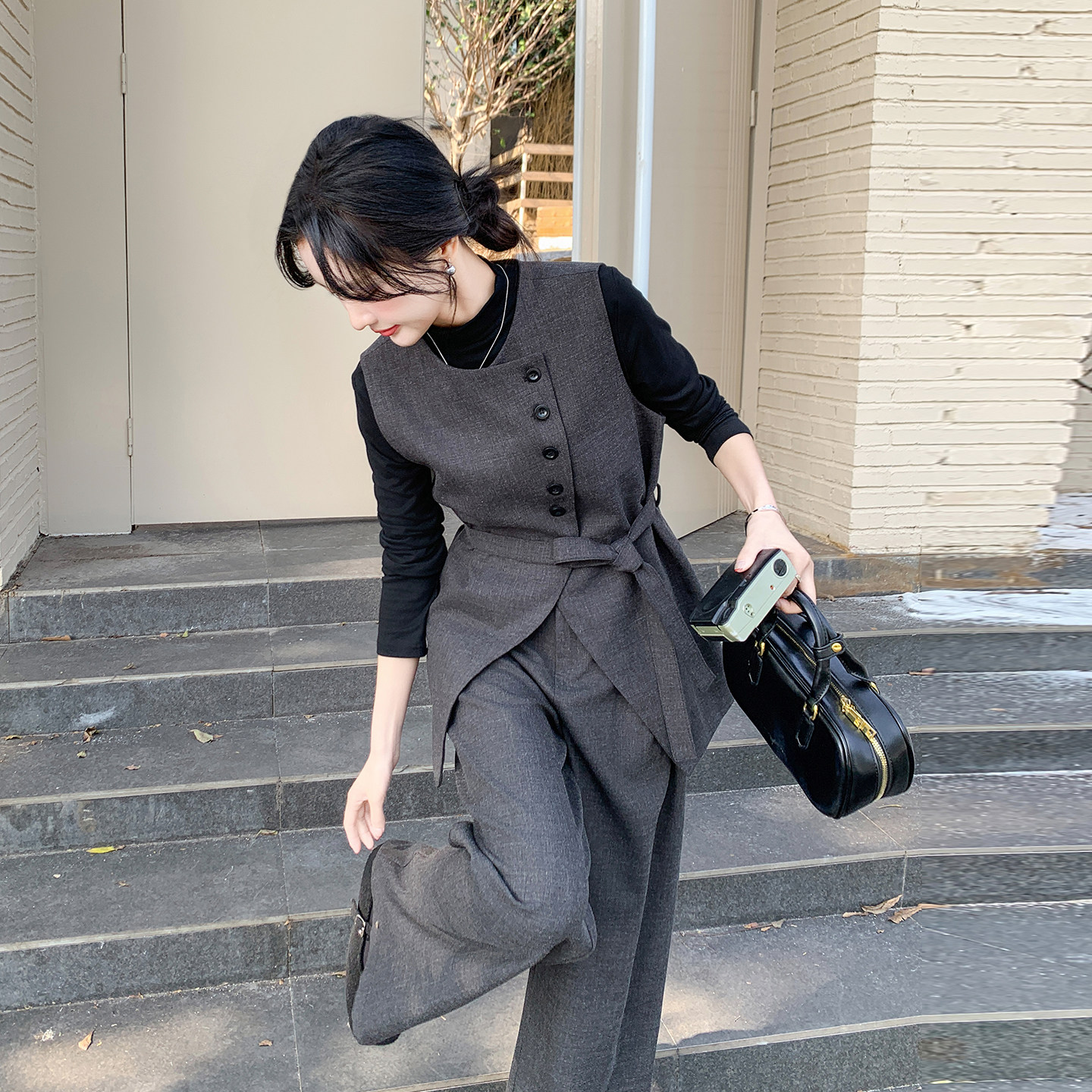 灰色通勤风系带收腰马甲套装女2026春季高级感打底衫阔腿裤三件套