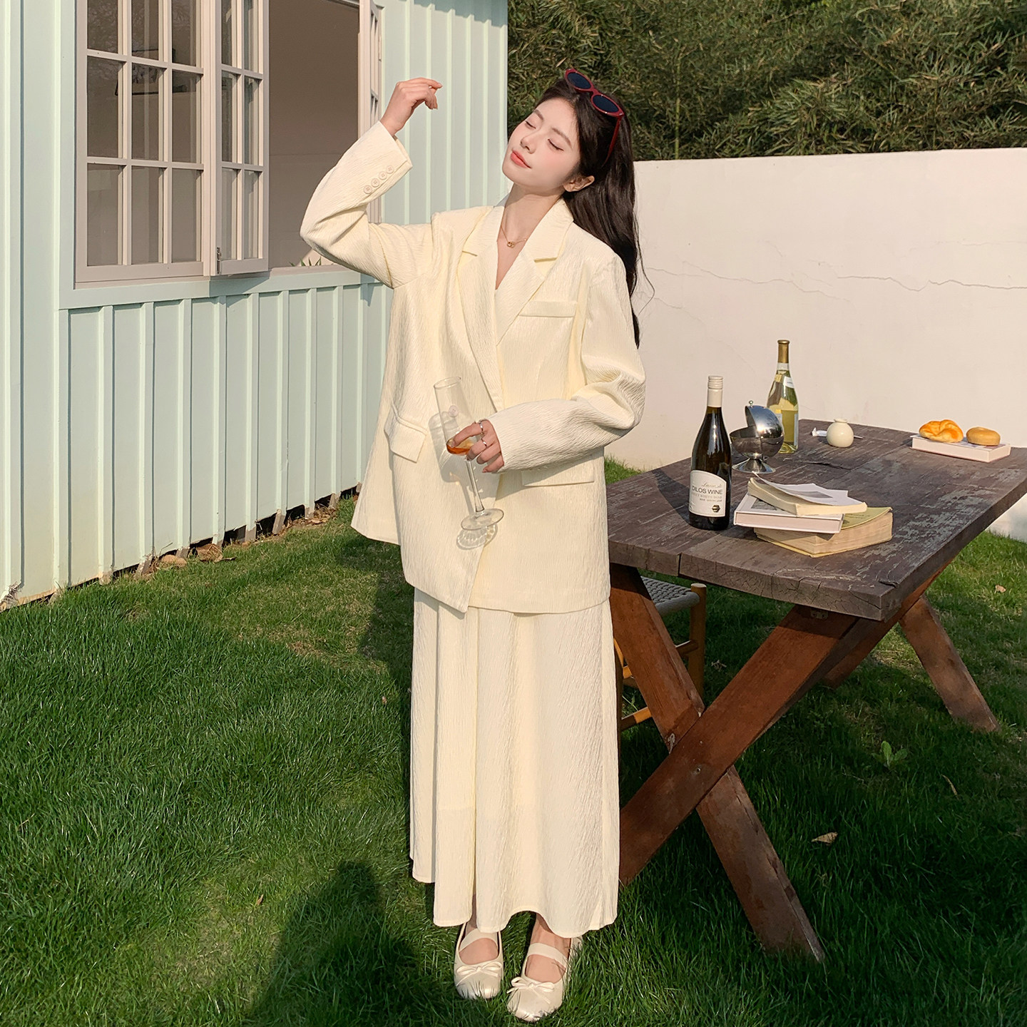 早春高知白月光穿搭吊带连衣裙套装女2026年新款高级感西服两件套