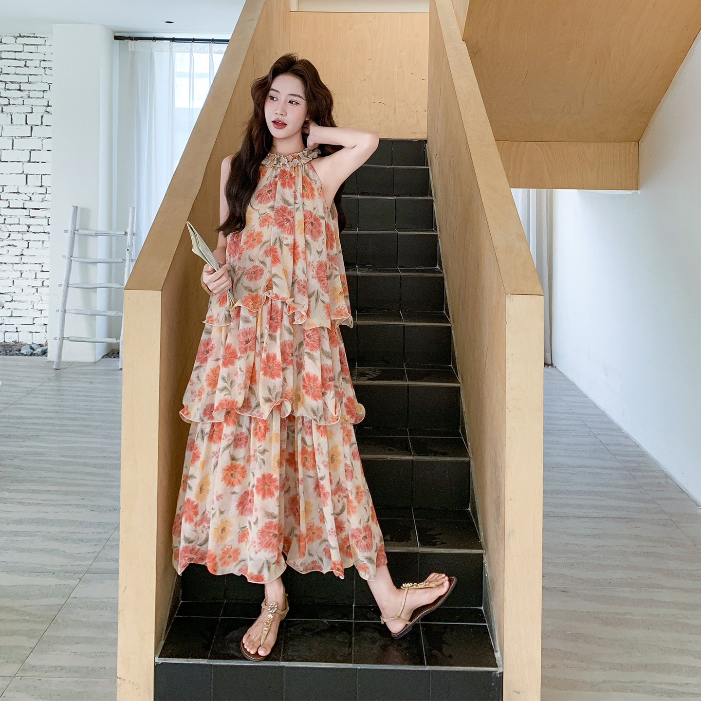 独特超好看法式浪漫风连衣裙女2026新款夏日绝美度假风挂脖碎花裙