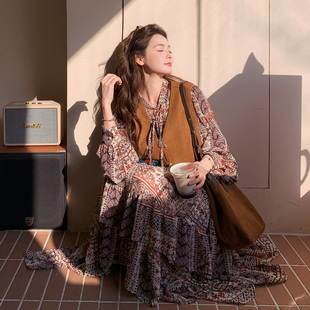 早春时尚复古碎花连衣裙套装小个子穿搭2026新款麂皮绒马甲两件套