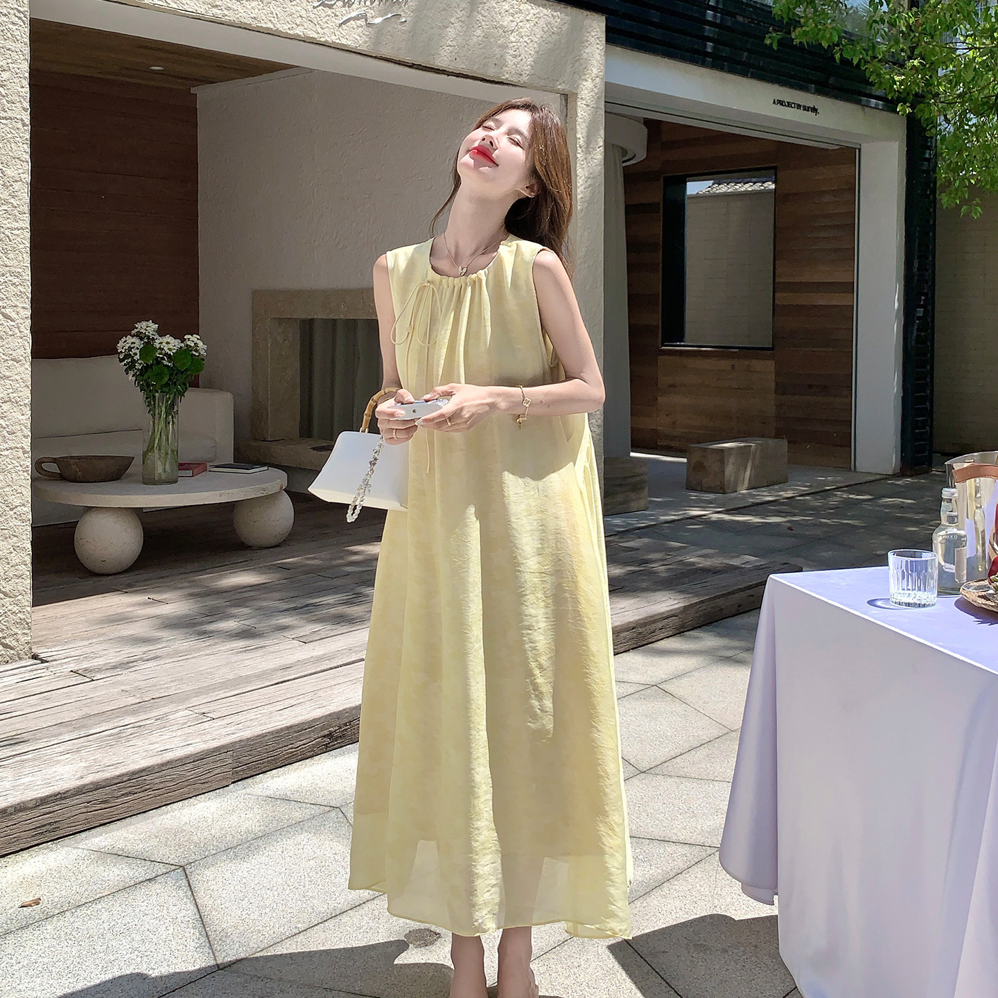 黄色法式奶呼呼温柔甜美风连衣裙女2026新款夏日时尚肌理感背心裙