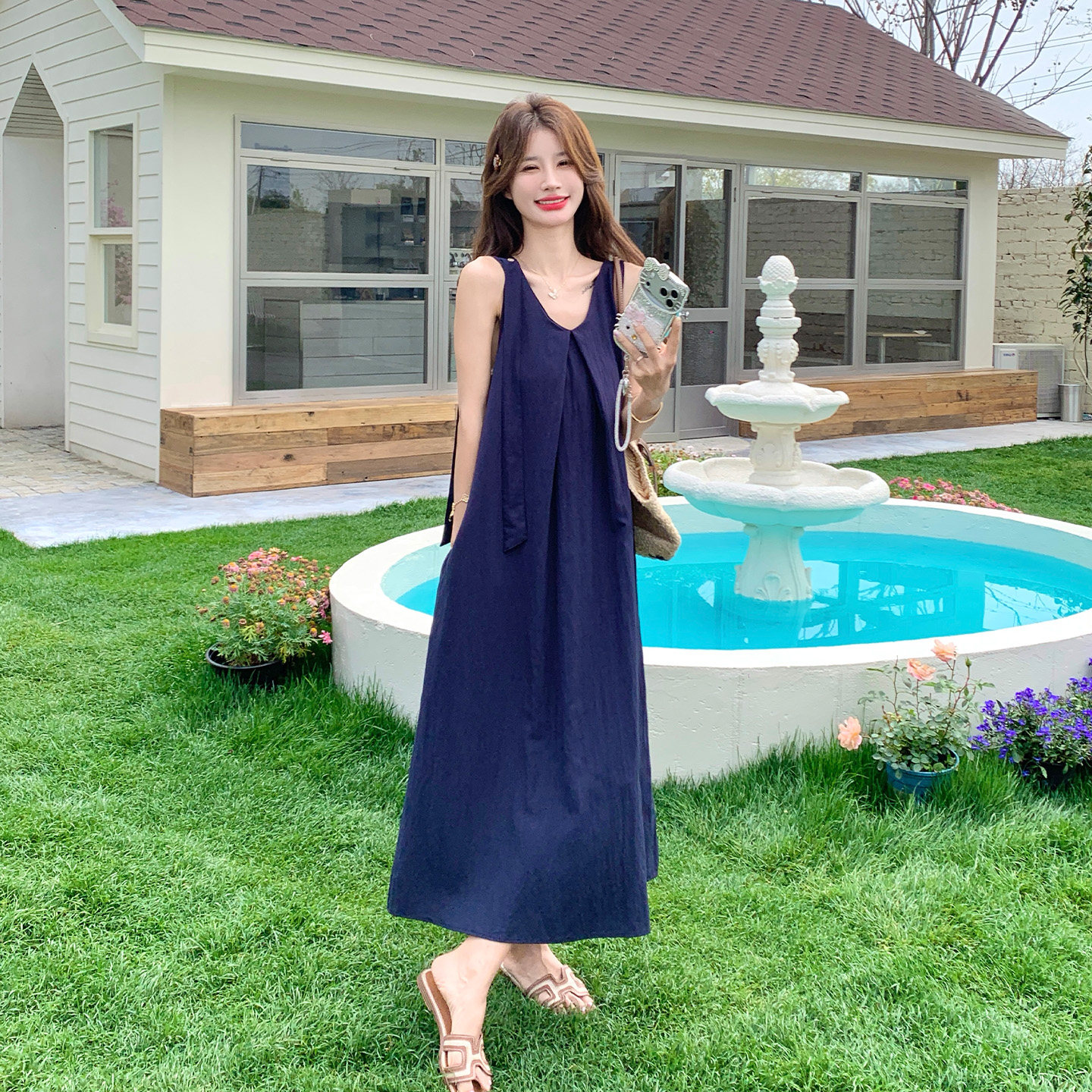 藏青色法式极简风无袖连衣裙女夏日优雅高级感V领背心裙2026新款