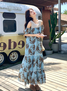 蓝色海岛度假风蕾丝拼接露肩连衣裙女2026夏季新款高级感印花长裙
