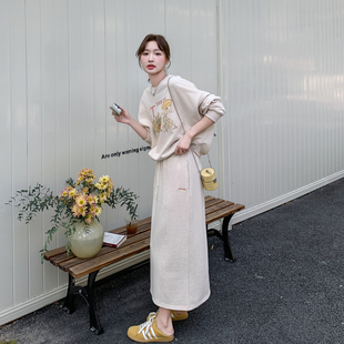 米杏色韩系印花卫衣套装裙女2026春季慵懒风宽松休闲半身裙两件套