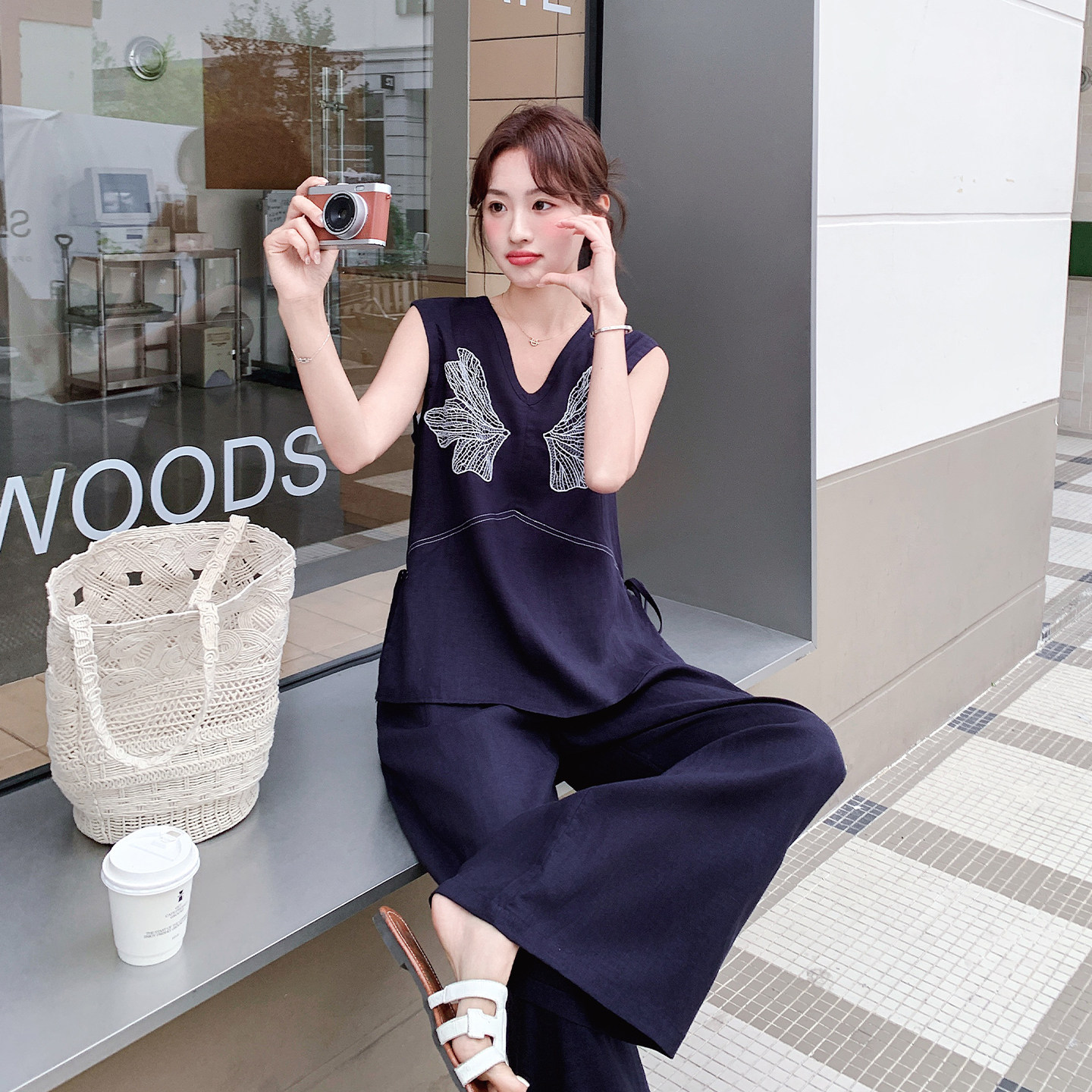 藏青色独特气质法式套装女2026夏天新款刺绣V领背心阔腿裤两件套