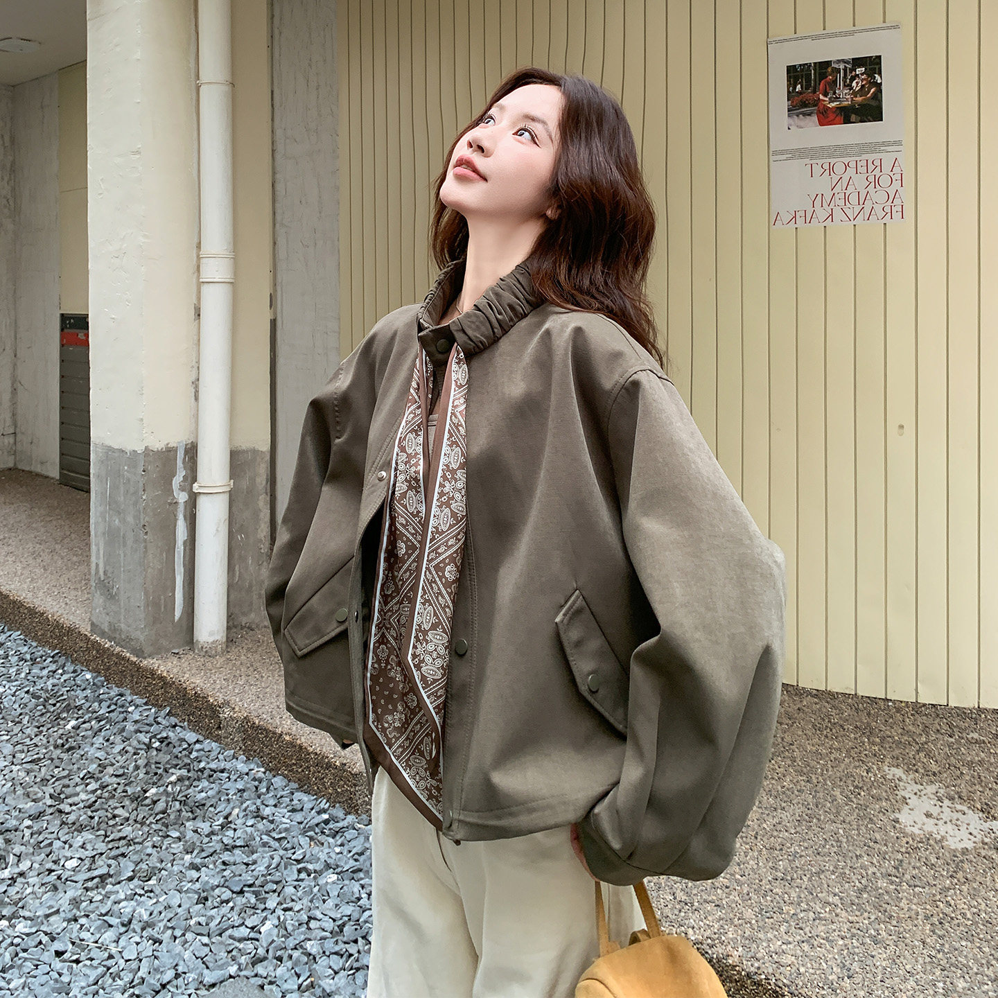 休闲宽松短款外套女军绿色