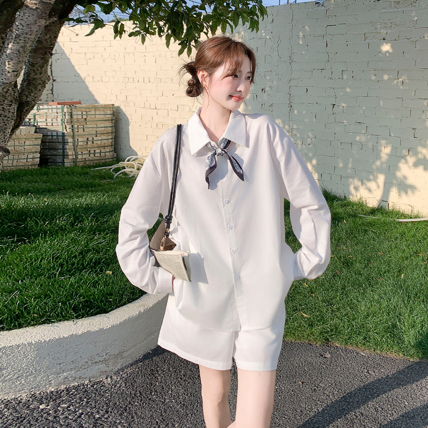 米白色通勤百搭轻薄款夏日套装女2026新款丝带长袖衬衫短裤两件套