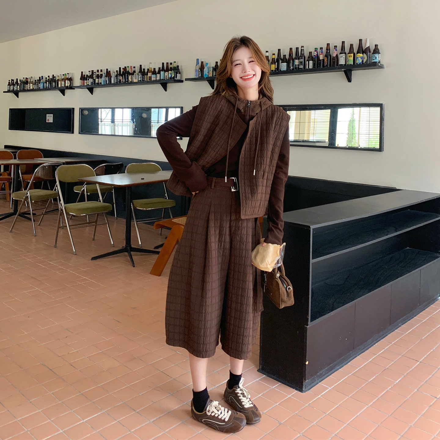 咖色复古减龄松弛感马甲套装女2026秋季新款连帽打底衫阔腿裤套装