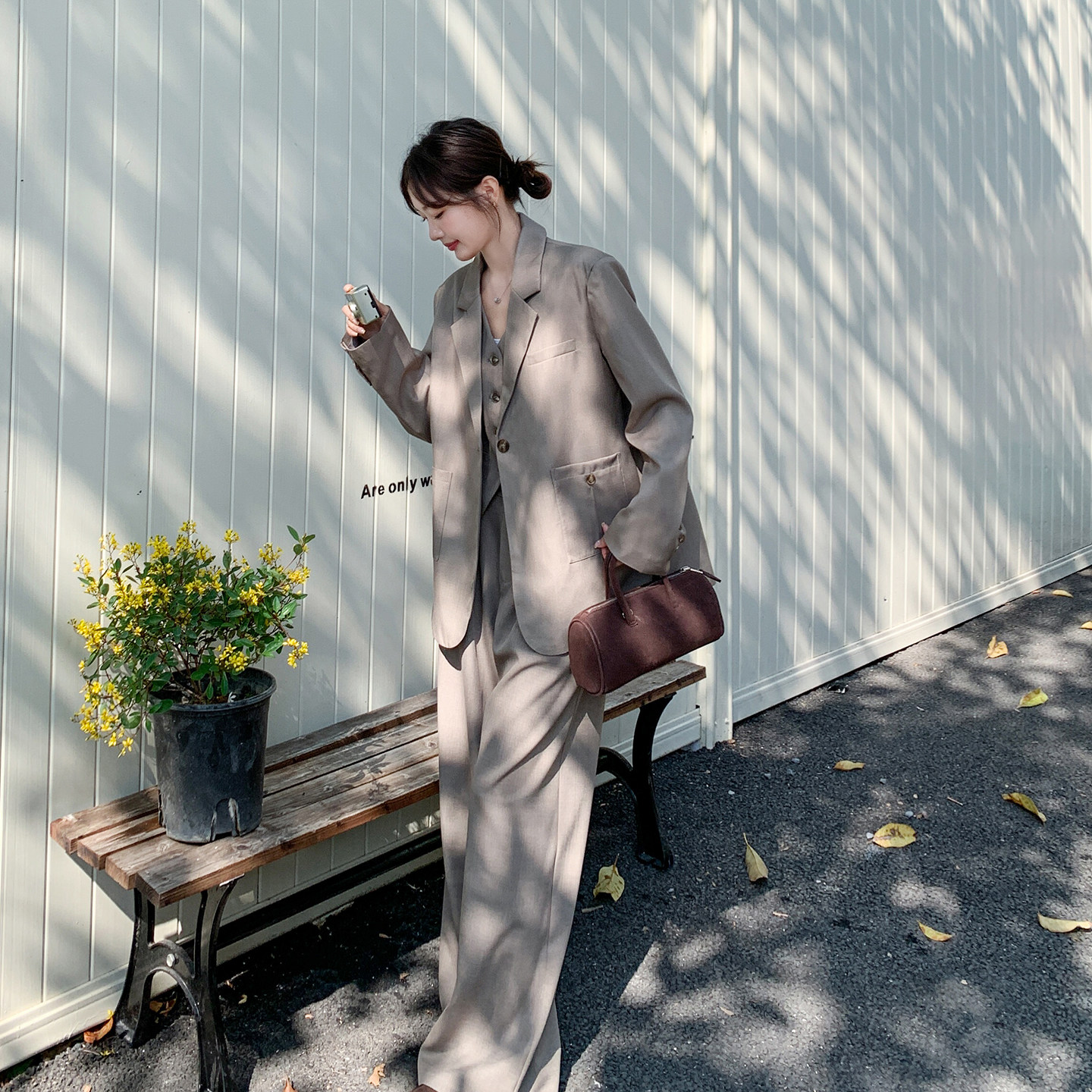 卡其色韩系老钱风通勤西服套装女2026春时尚马甲休闲阔腿裤三件套