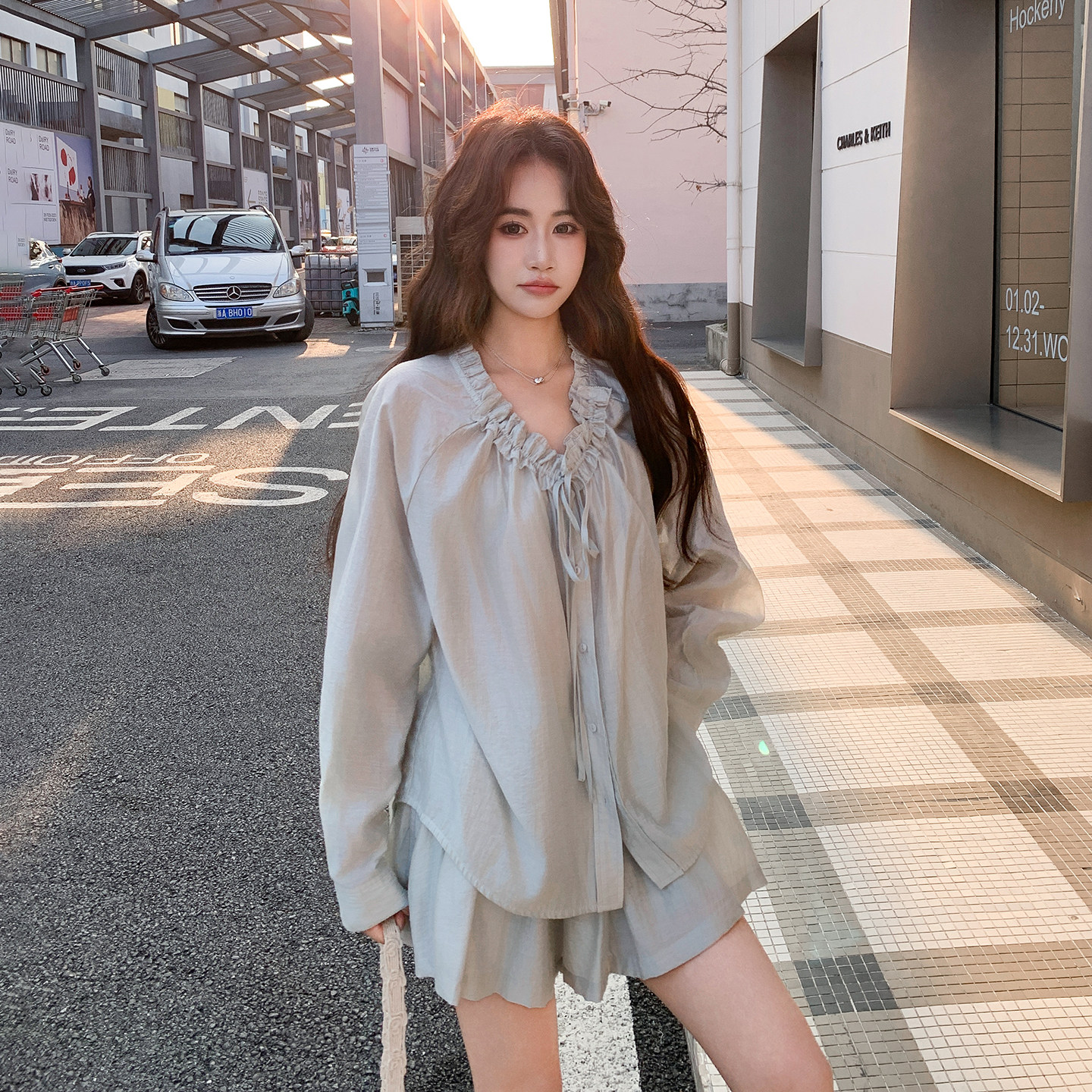 韩系设计感休闲减龄套装女2026初夏新款木耳边系带衬衫短裤两件套