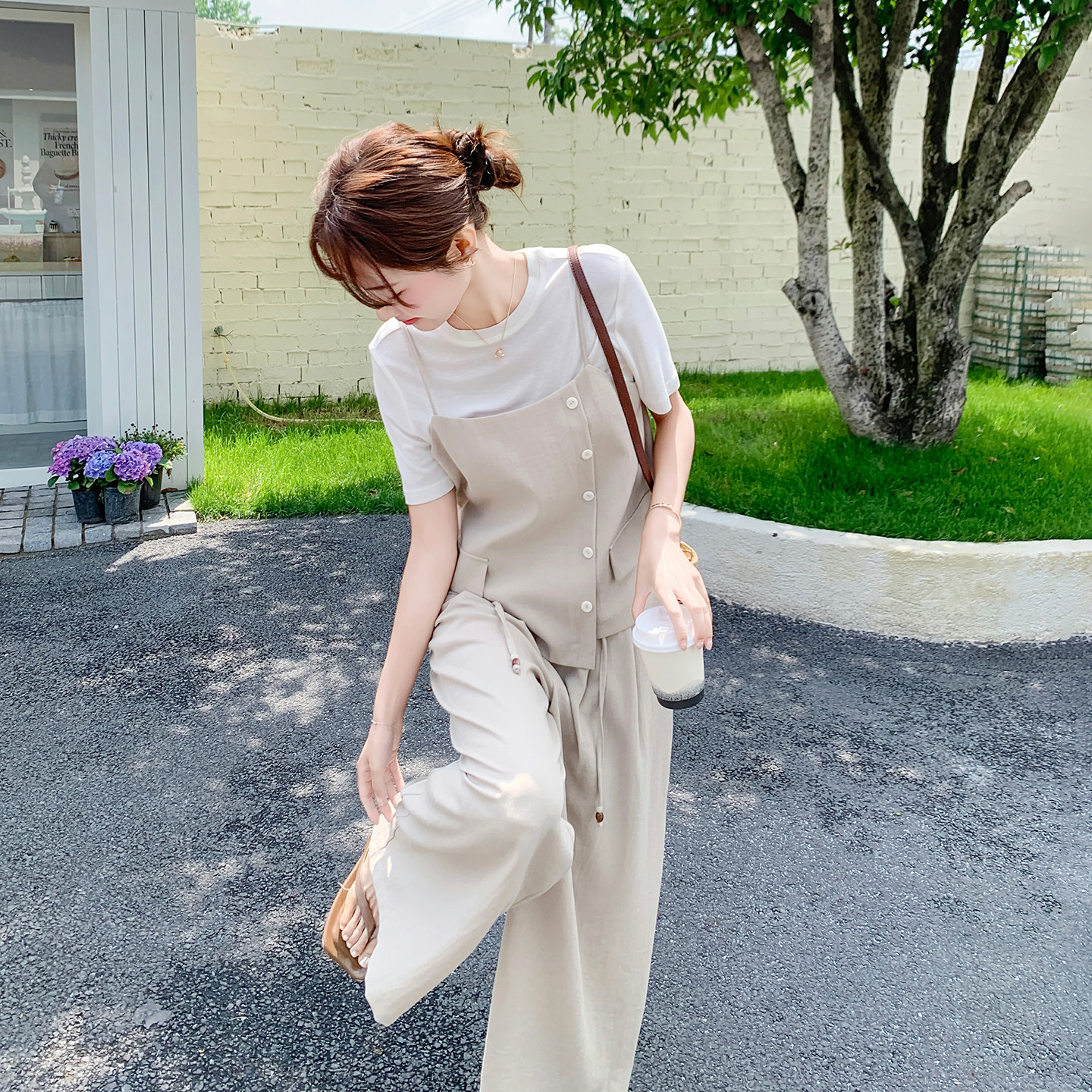 米色时髦休闲风韩式穿搭女2026新款吊带背心短袖T恤阔腿裤三件套
