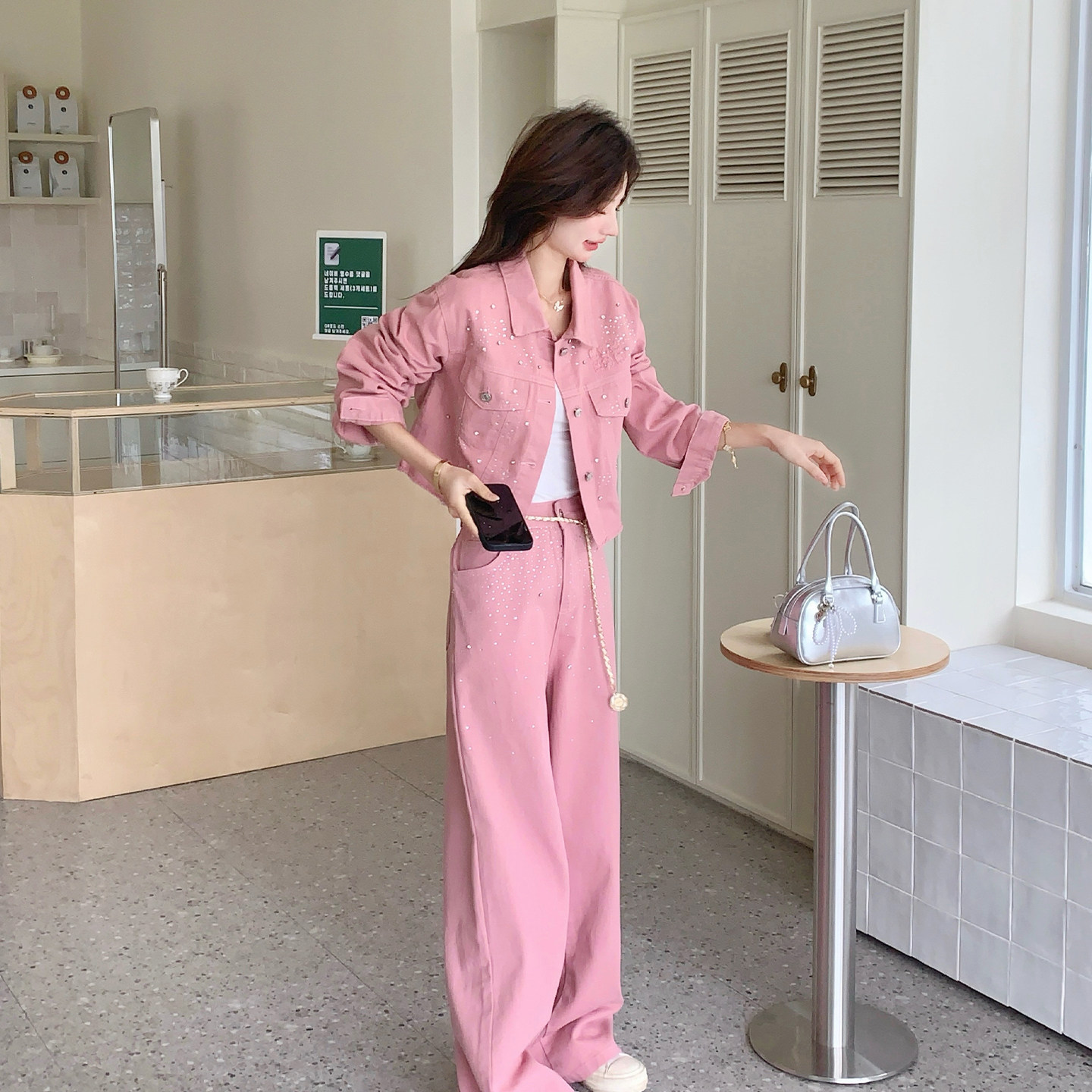 早春流行爆款烫钻套装女2026年新款短款翻领上衣高腰阔腿裤两件套