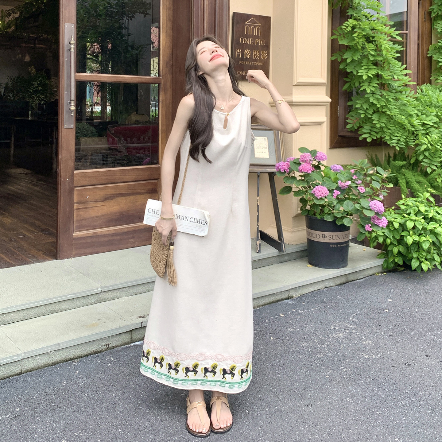 夏日流行爆款森系度假风连衣裙女2026新款法式减龄小马刺绣背心裙