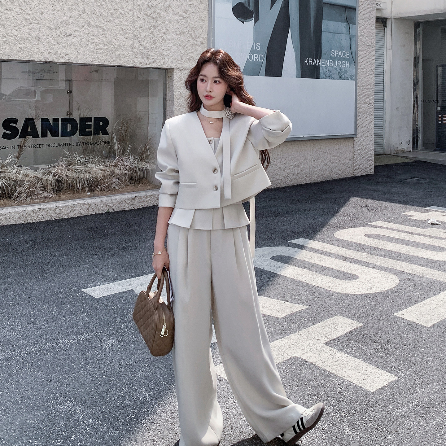 米白色轻奢千金风西装套装女2026春新款花边吊带高腰阔腿裤三件套