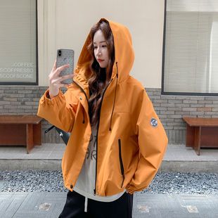 橘黄色连帽宽松时尚松弛感外套女2026春季新款通勤百搭短款冲锋衣
