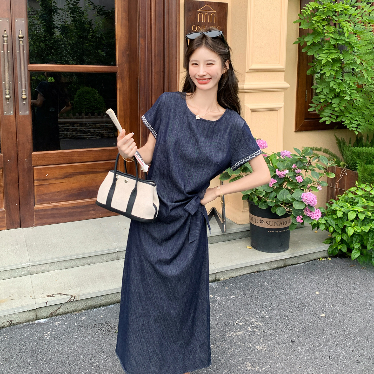 深蓝色高知得体慵懒风连衣裙女2026新款韩版收腰显瘦气质T恤裙夏