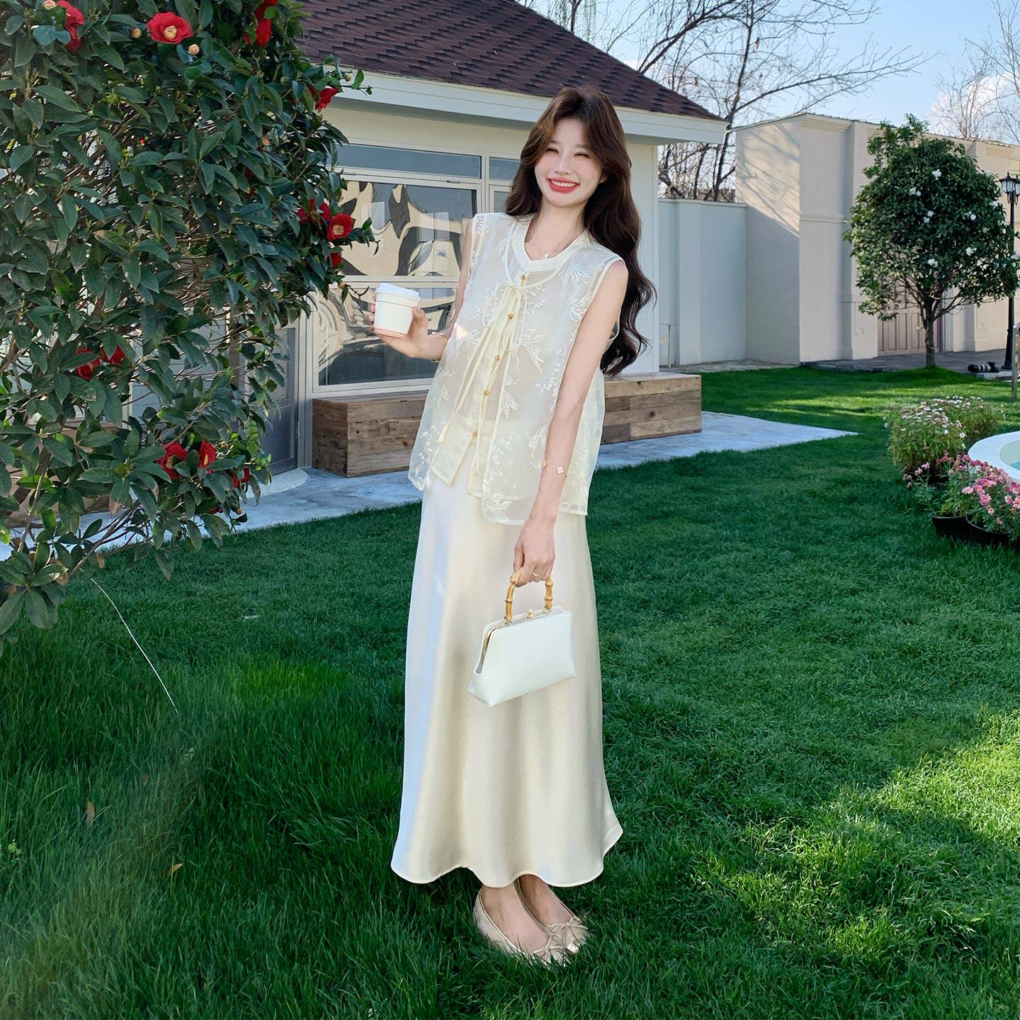 新中式优雅气质套装女2026夏季新款薄纱刺绣背心缎面半身裙两件套