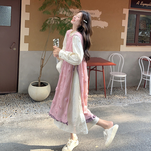 粉紫色甜美温柔连衣裙套装女2026春新款设计感立体花朵罩衫两件套