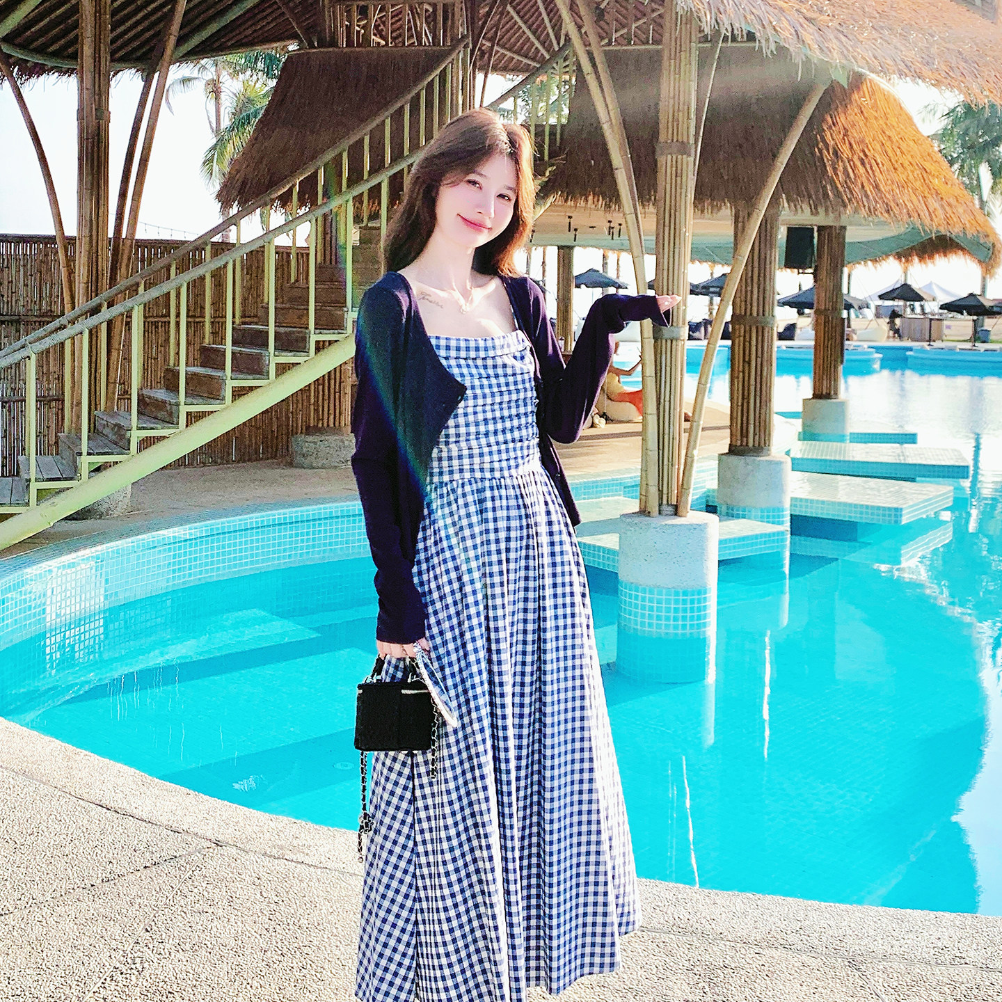 夏季海边度假风格纹吊带连衣裙套装女2026年新款时尚小开衫两件套