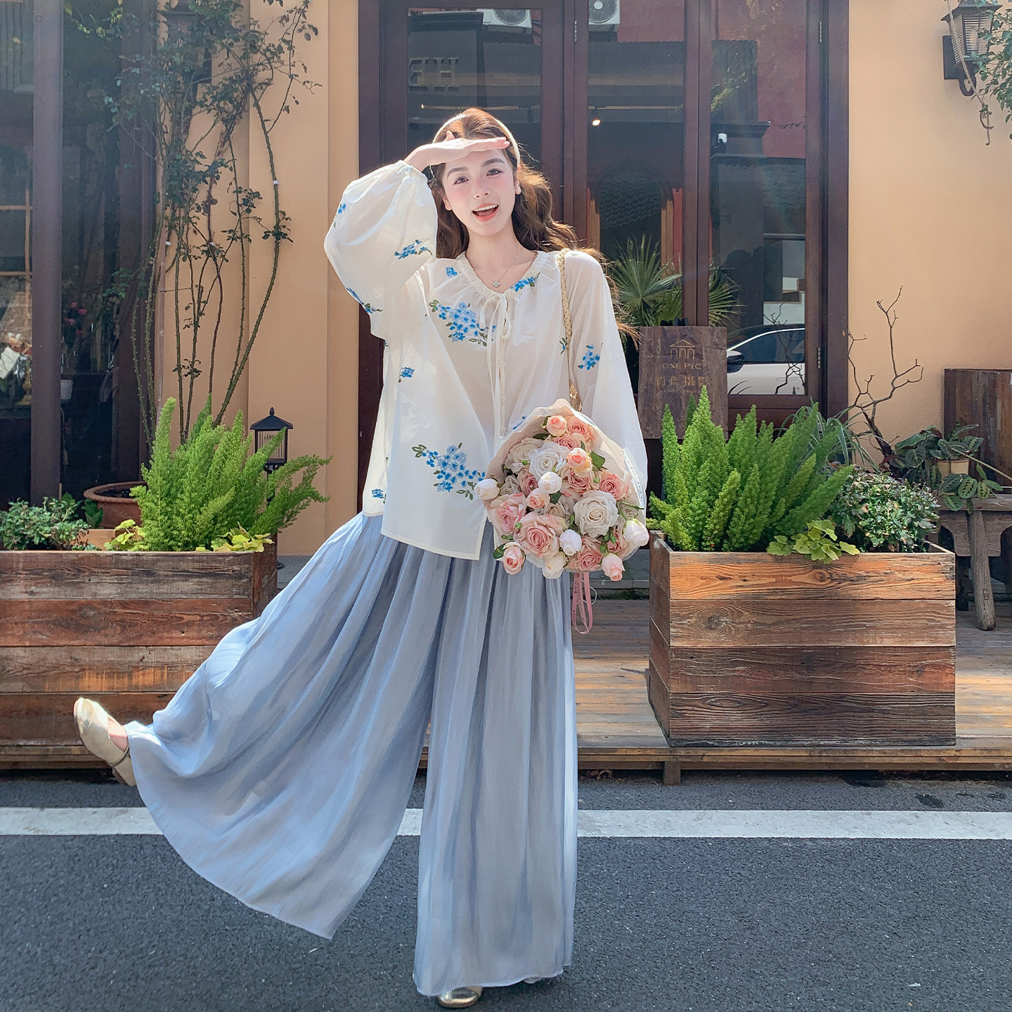 浅蓝色度假风巨好看套装女夏季2026新款重工刺绣衬衫阔腿裤两件套