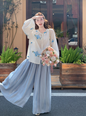 浅蓝色度假风巨好看套装女夏季2026新款重工刺绣衬衫阔腿裤两件套
