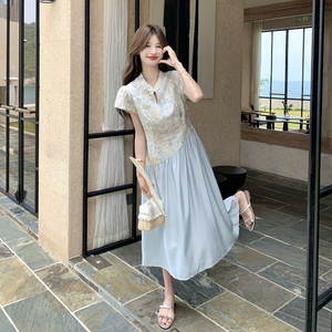 浅蓝色新中式国风高级感连衣裙女2026新款夏日独特绝美拼接刺绣裙