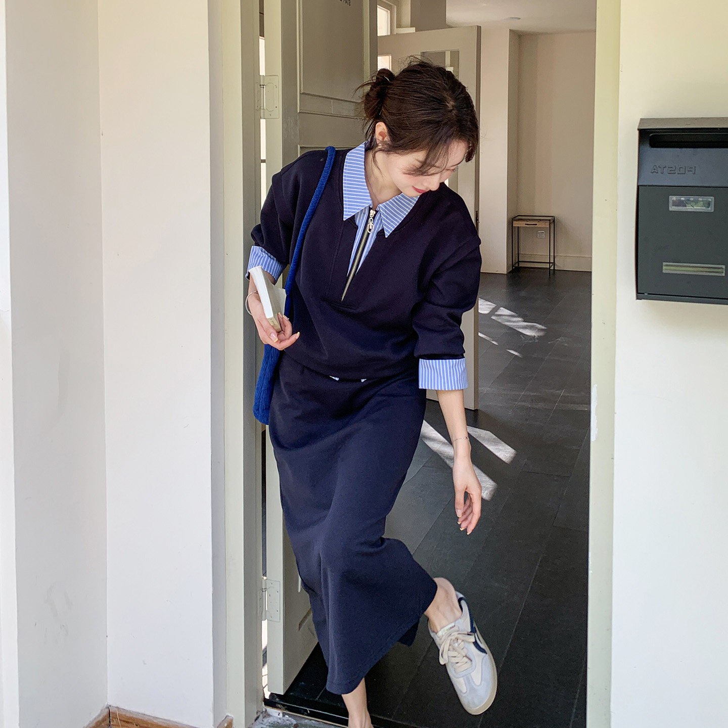 韩系休闲风套装搭配一整套女2026春新款条纹拼接卫衣半身裙两件套