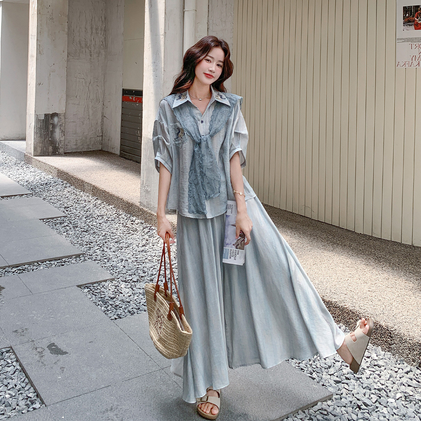 浅蓝色文艺扎染风套装女2026夏季新款设计感刺绣衬衫阔腿裤两件套