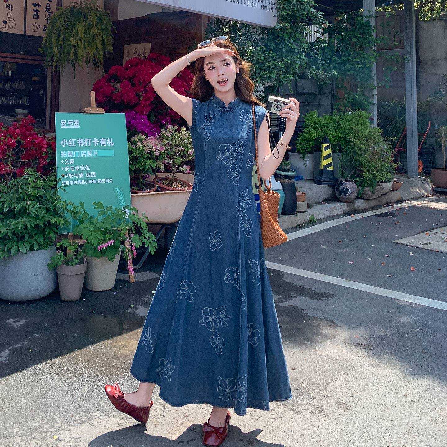 初夏蓝色高腰显瘦优雅风牛仔裙女2026新中式国风高级感刺绣连衣裙