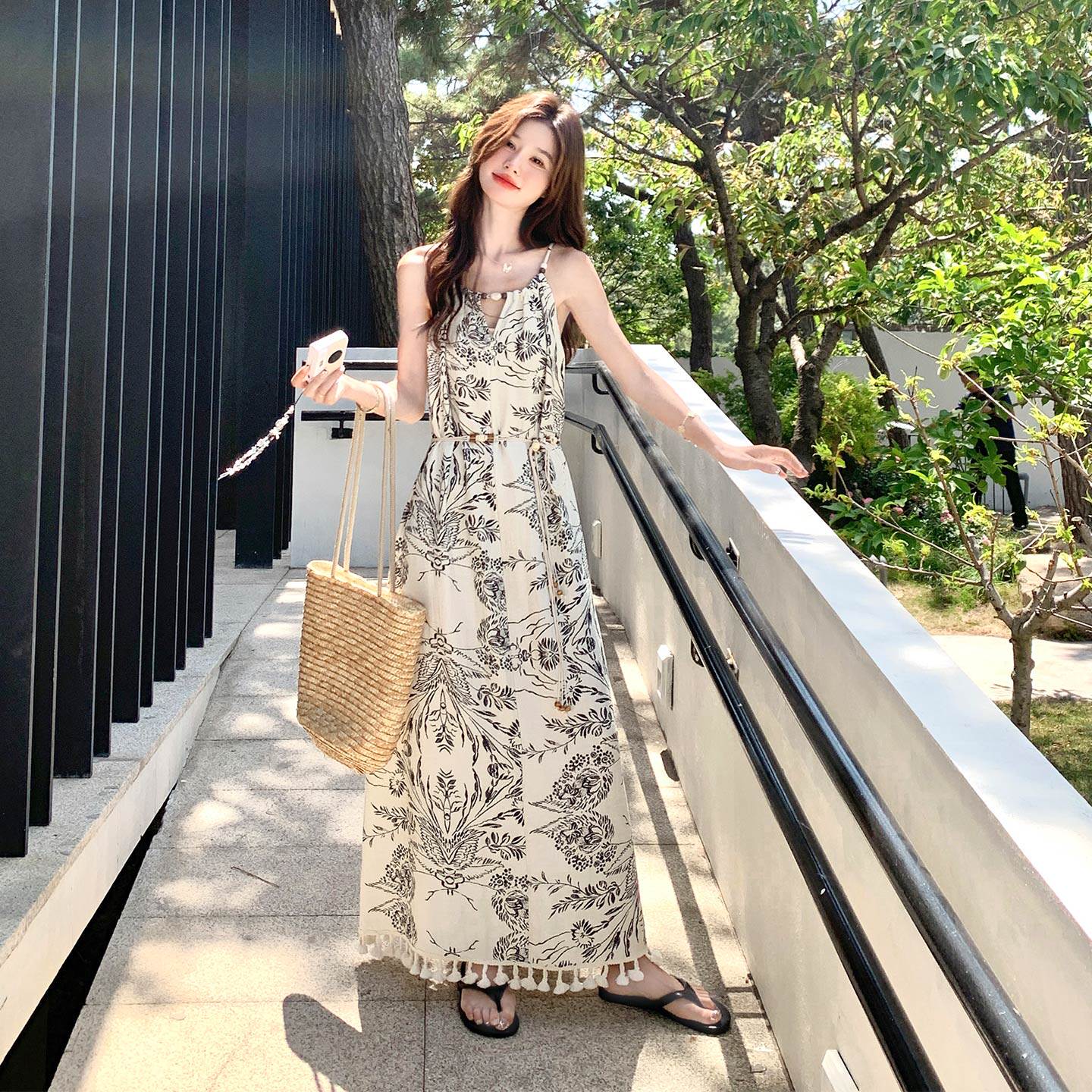 法式文艺范水墨印花吊带连衣裙女2026夏季新款设计感度假流苏长裙
