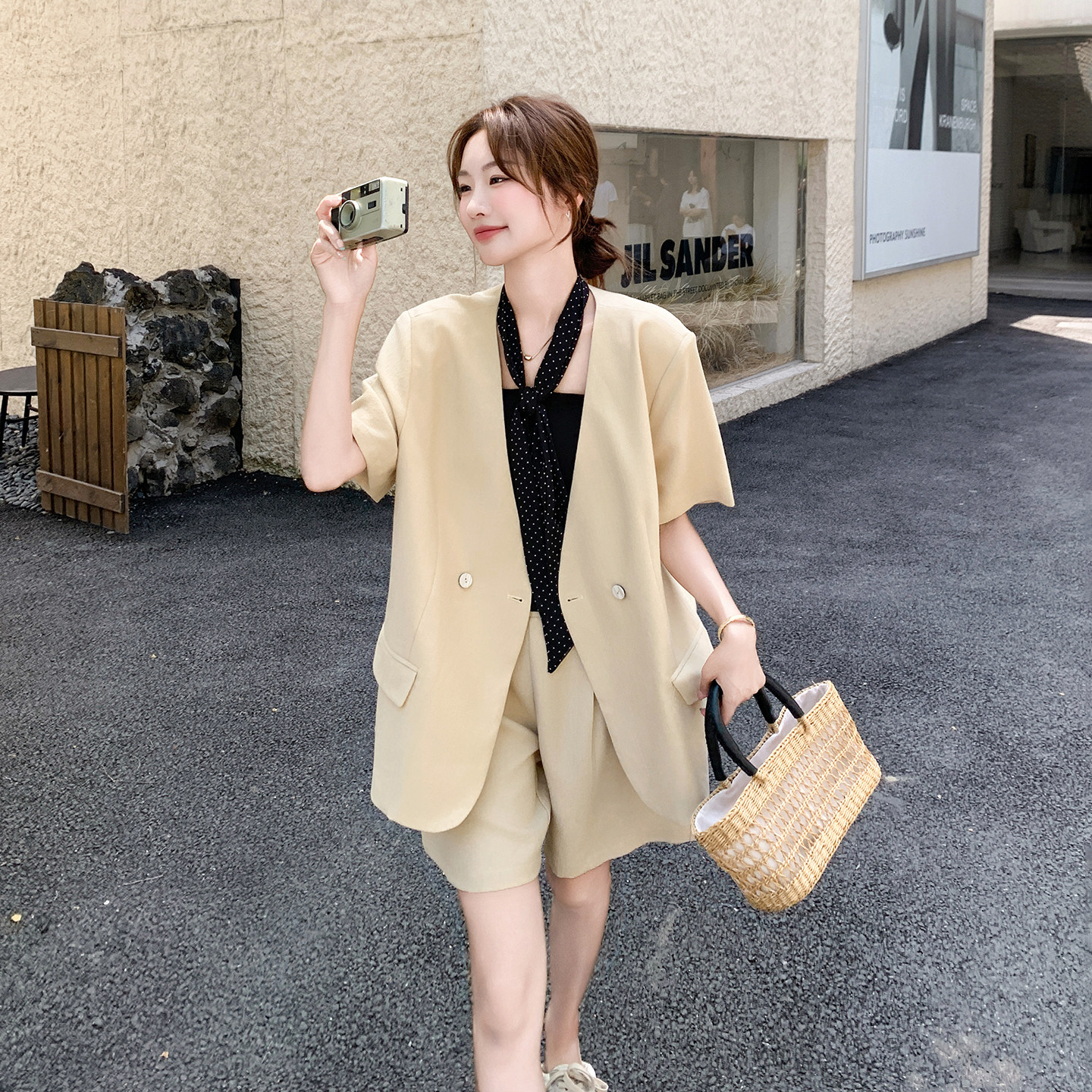 夏季小个子轻职场穿搭西装套装女2026新款V领短袖西服短裤两件套