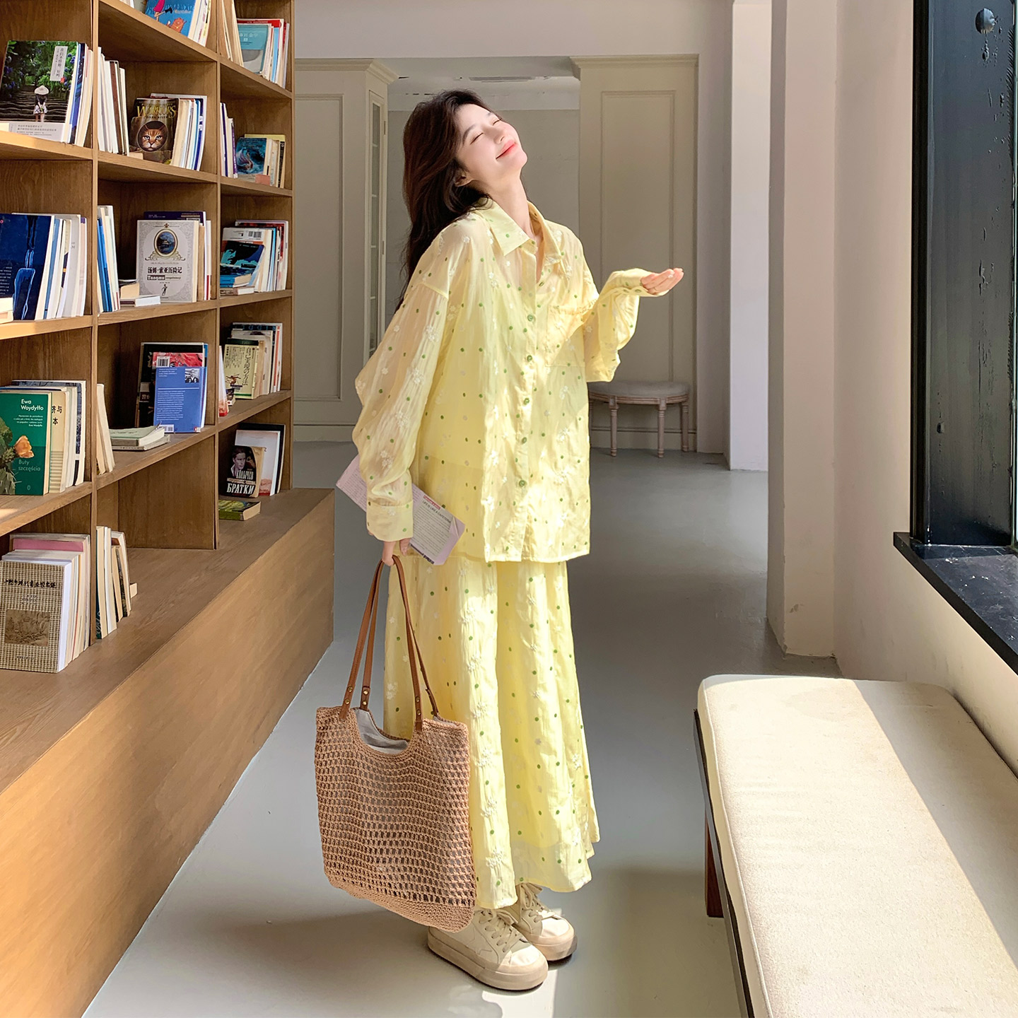 奶黄色俏皮减龄休闲风穿搭女2026秋新款波点刺绣衬衫半身裙两件套