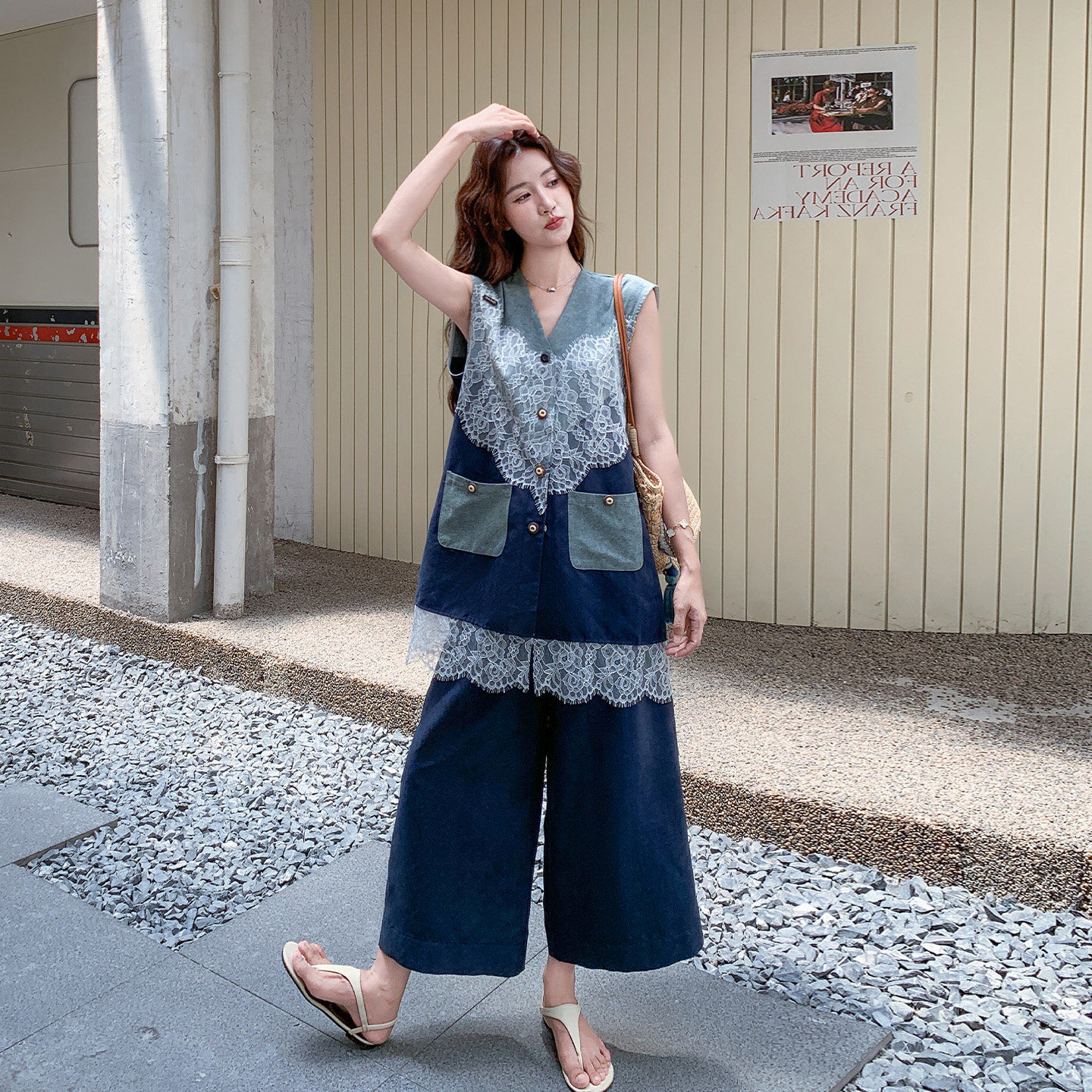 时尚蕾丝拼接牛仔马甲套装女