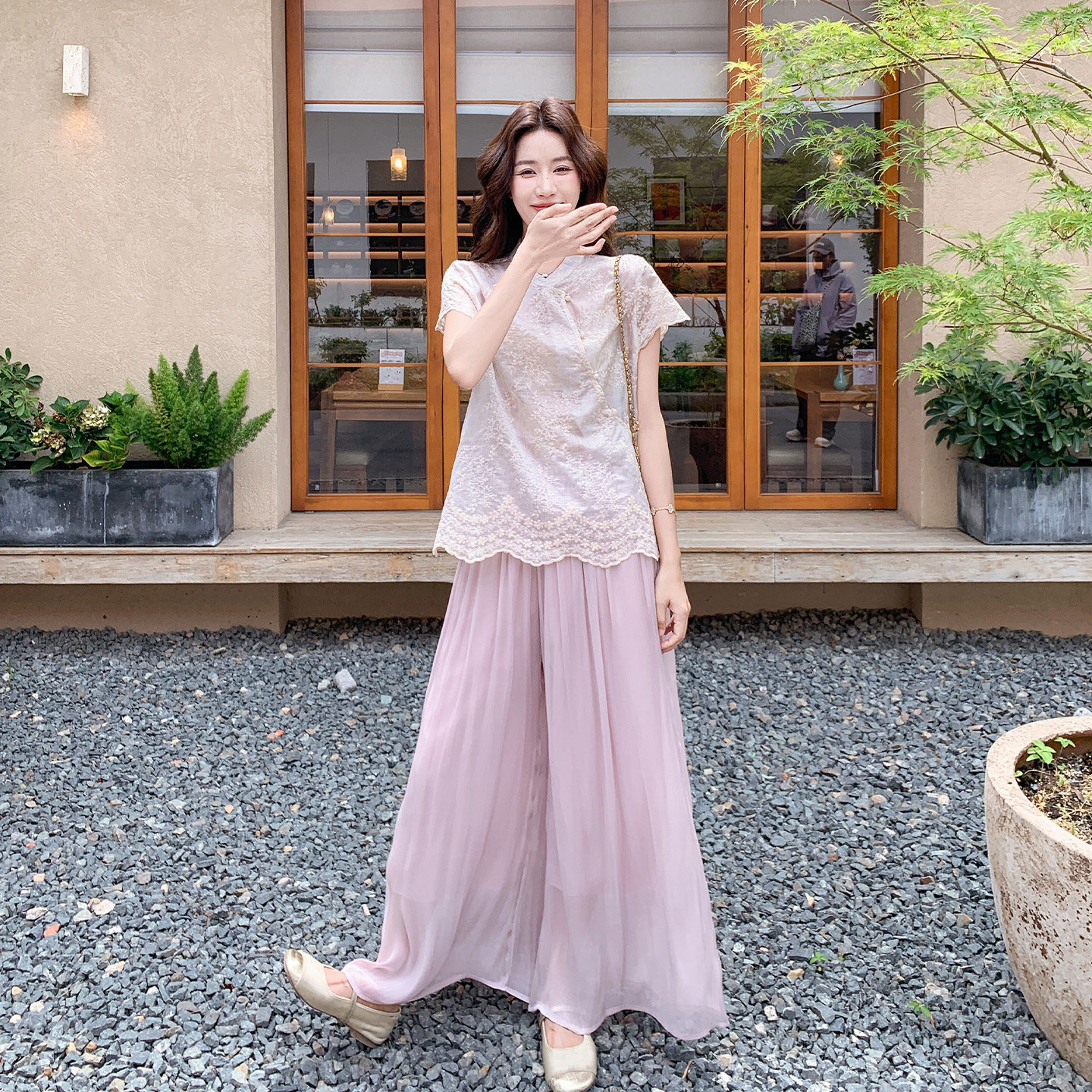 初夏流行爆款粉彩系穿搭女2026新款新中式刺绣上衣阔腿裤两件套
