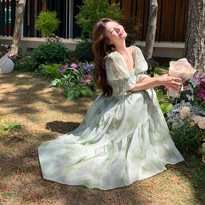 绿色法式温柔田园风晕染连衣裙女2026初夏新款花边减龄泡泡袖长裙