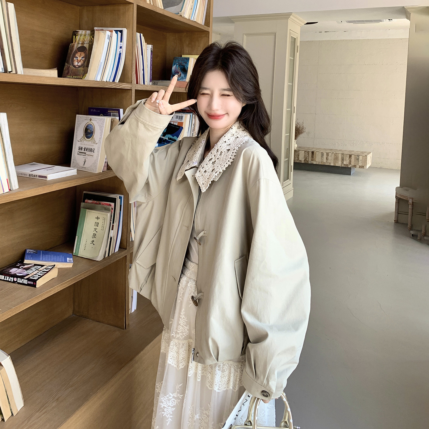 卡其色韩系氛围感休闲外套女2026春天新款设计感镂空钩花翻领上衣