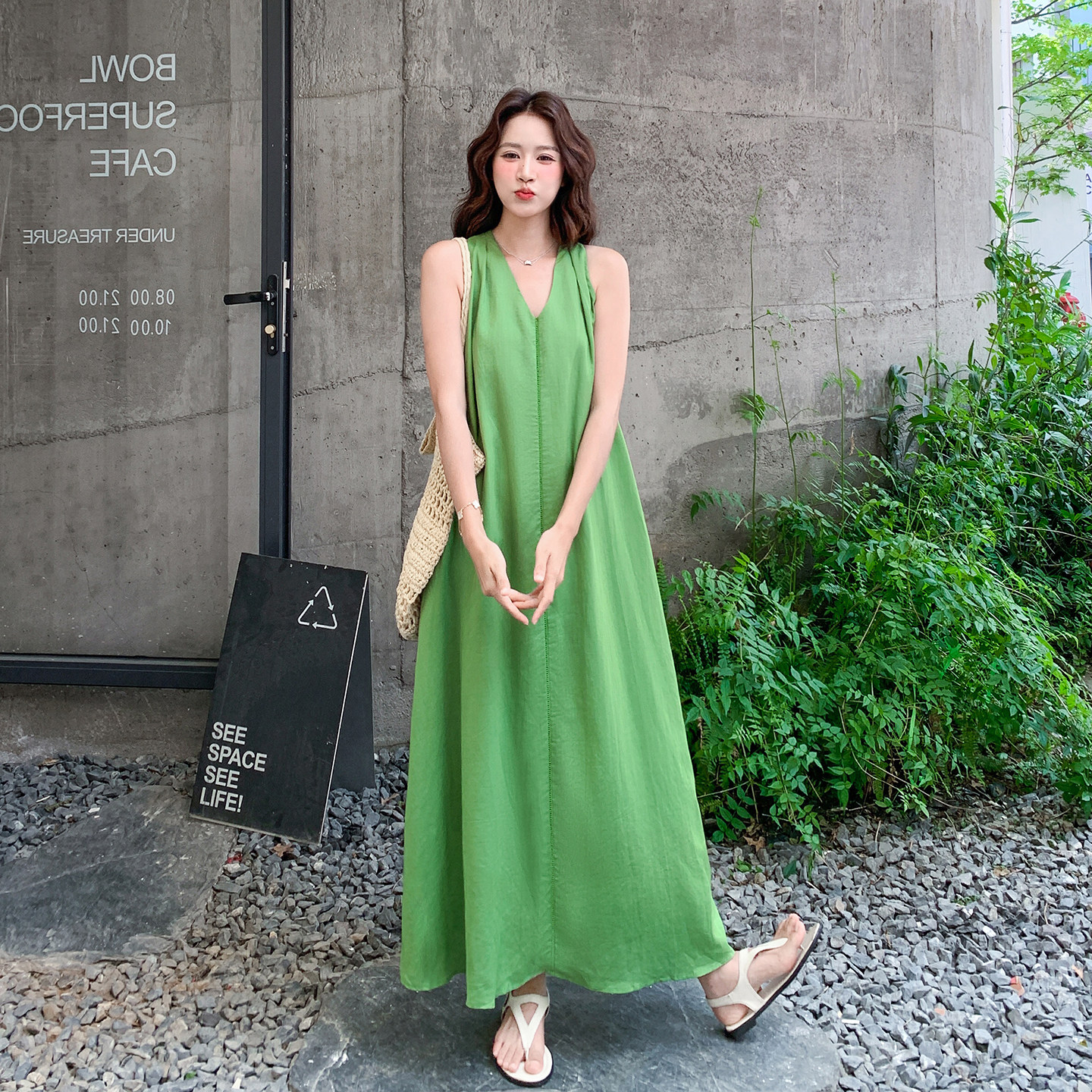 绿色森系清冷氧气感无袖连衣裙女夏日法式极简风背心裙2026新款