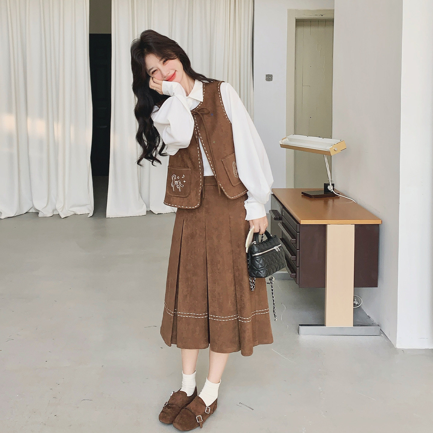 刺绣马甲半身裙衬衫三件套女