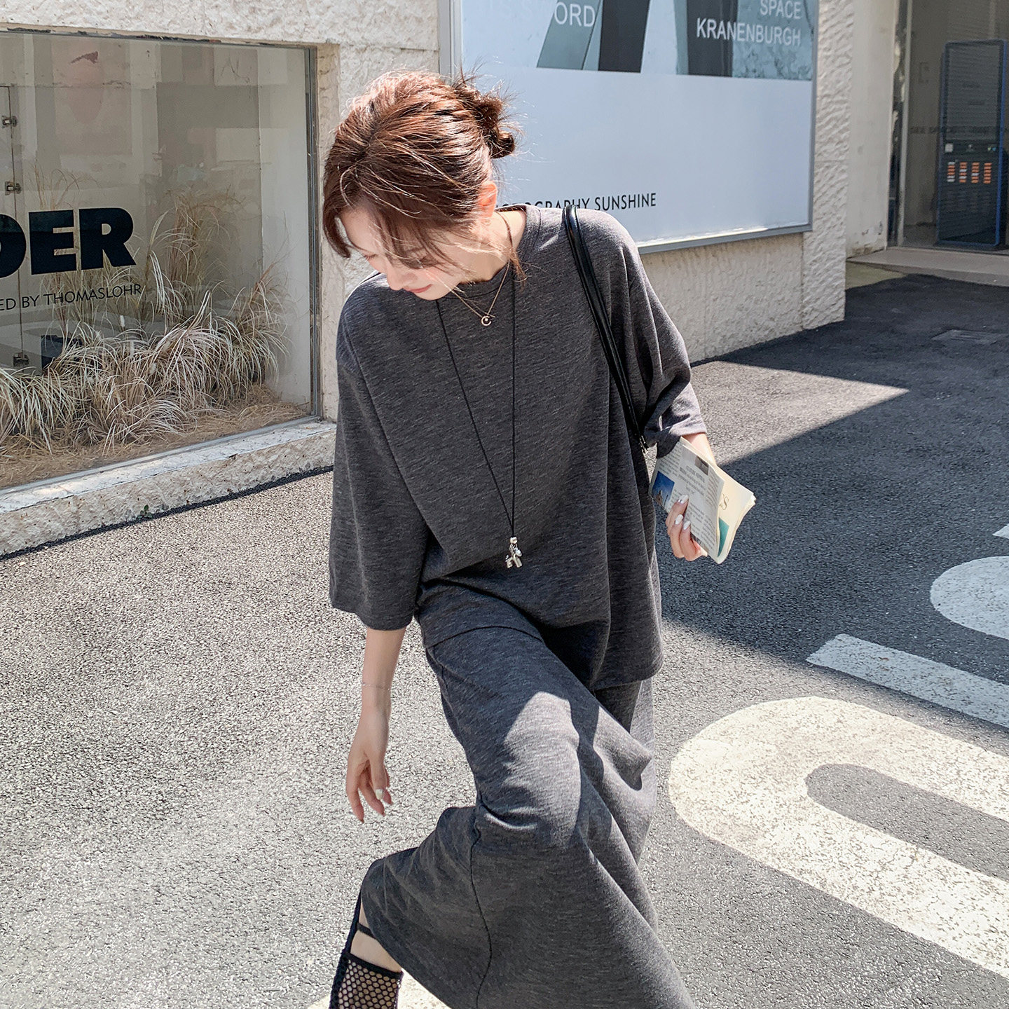 灰色宽松显瘦高级感套装2026夏日设计感短袖上衣开叉半身裙两件套