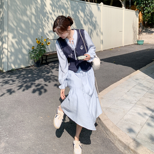 早春蓝色轻熟学院风长袖连衣裙套装女2026新款小马刺绣马甲两件套