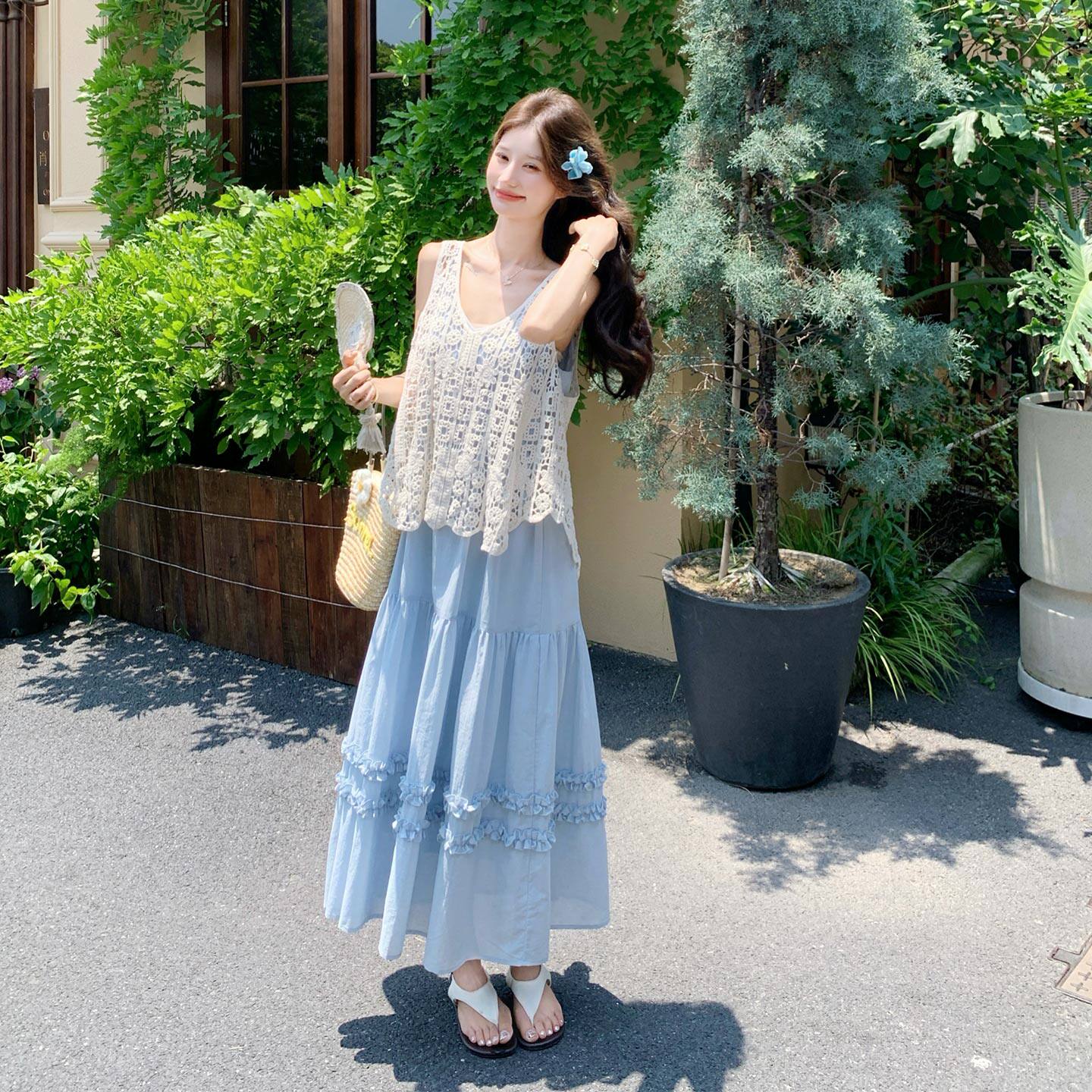 蓝色清爽元气度假风花边吊带裙套装女2026新款法式镂空马甲两件套