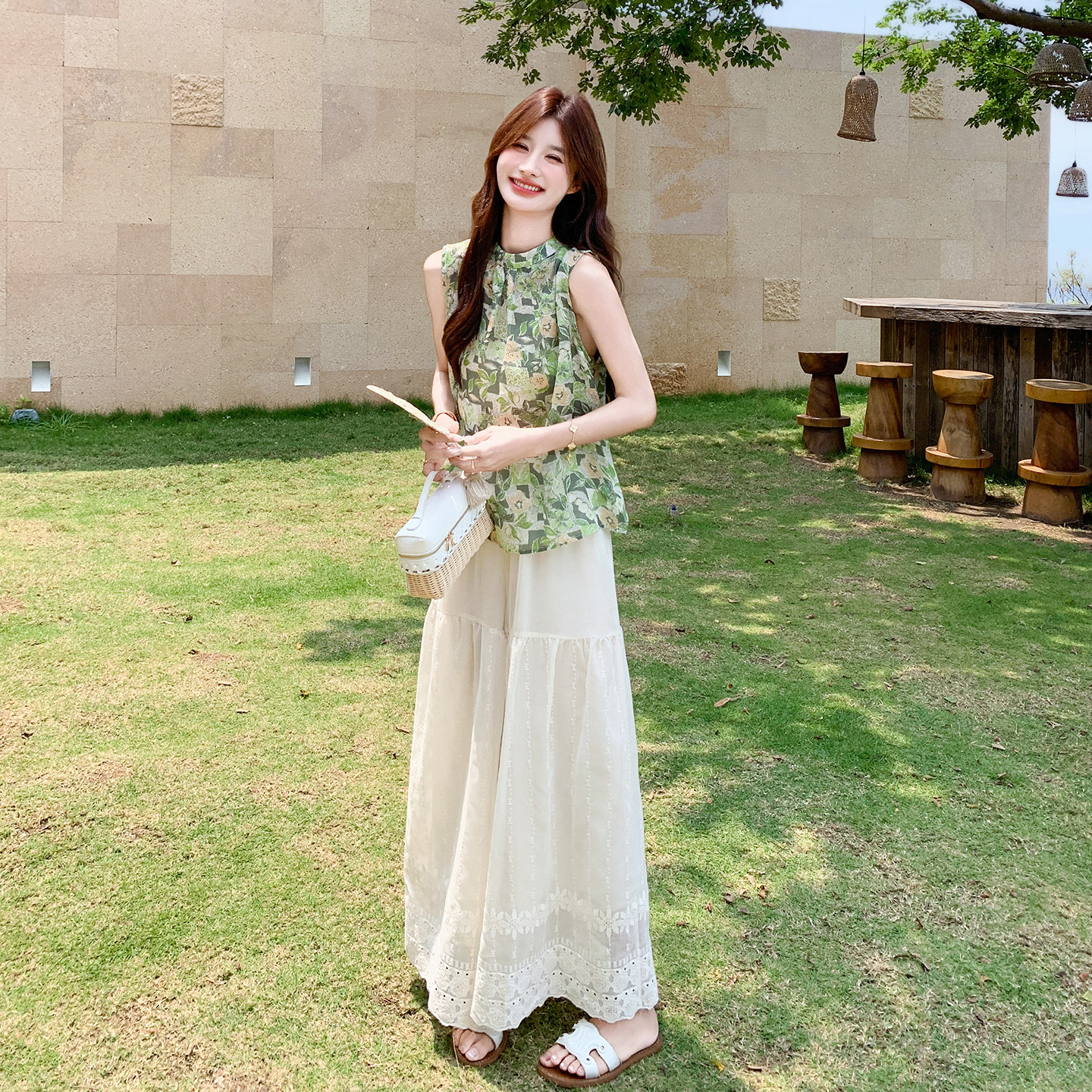 初夏森系田园风旅游套装女2026新款碎花挂脖上衣刺绣裙裤两件套