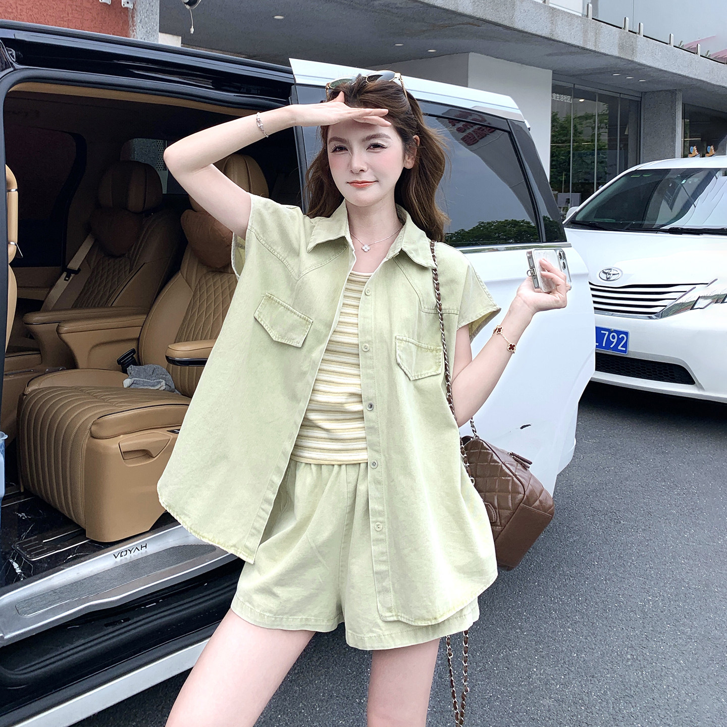 夏日爆款小个子度假风穿搭女2026新款翻领衬衫条纹吊带短裤三件套