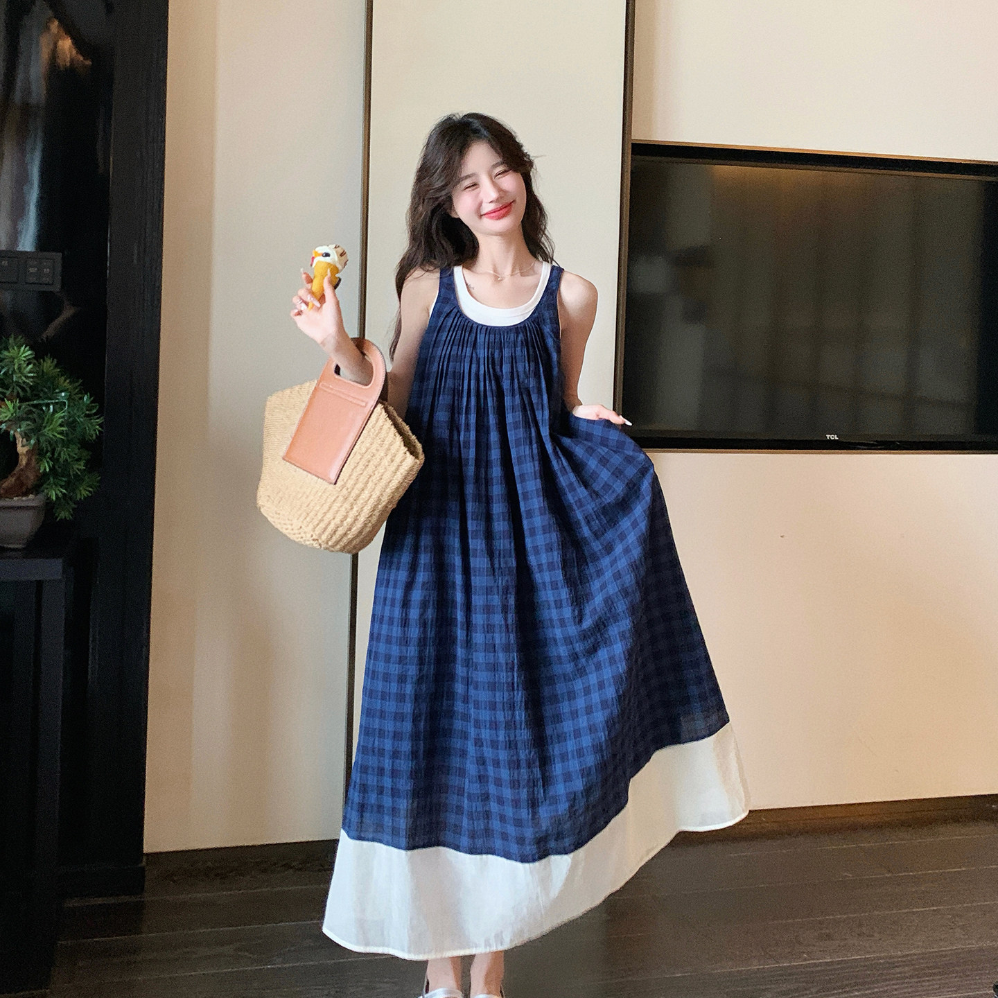 藏青色文艺风格纹吊带连衣裙女2026夏季新款设计感撞色花边背心裙