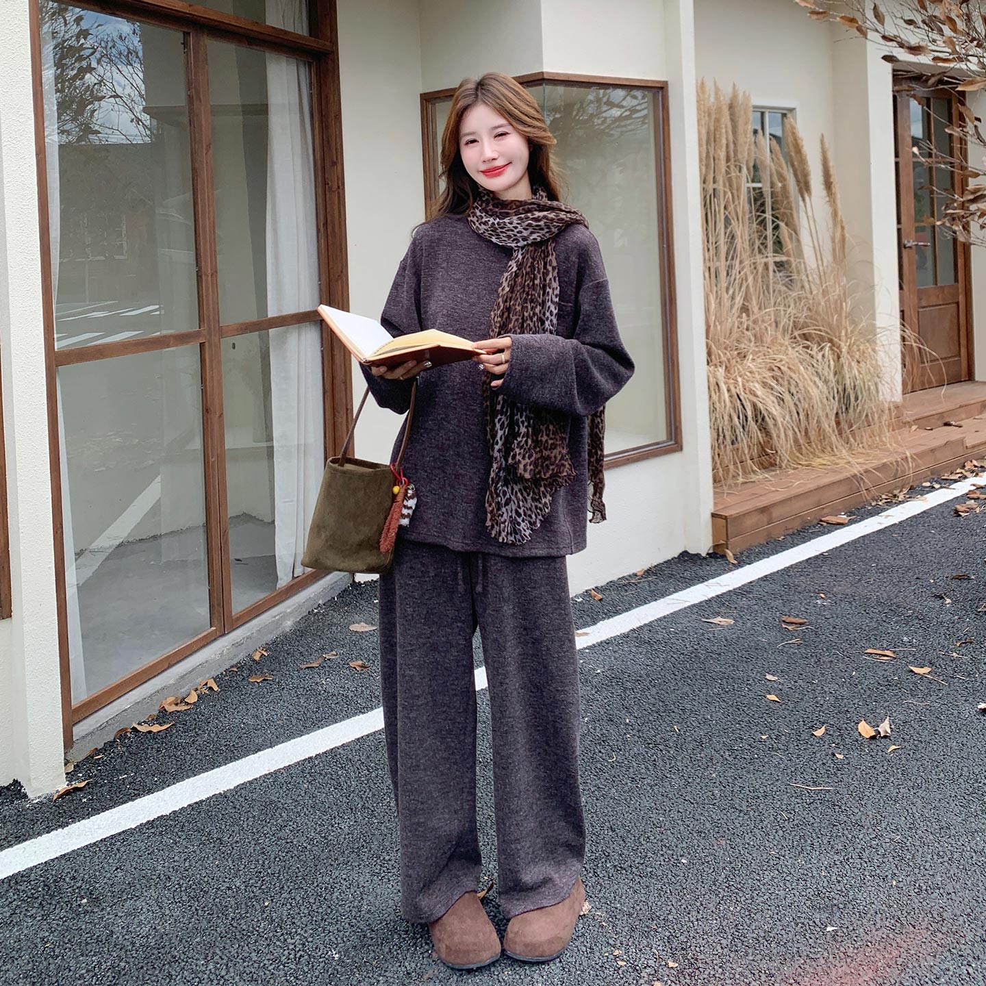 初秋流行爆款韩系慵懒风套装女2026新款豹纹围巾上衣阔腿裤两件套