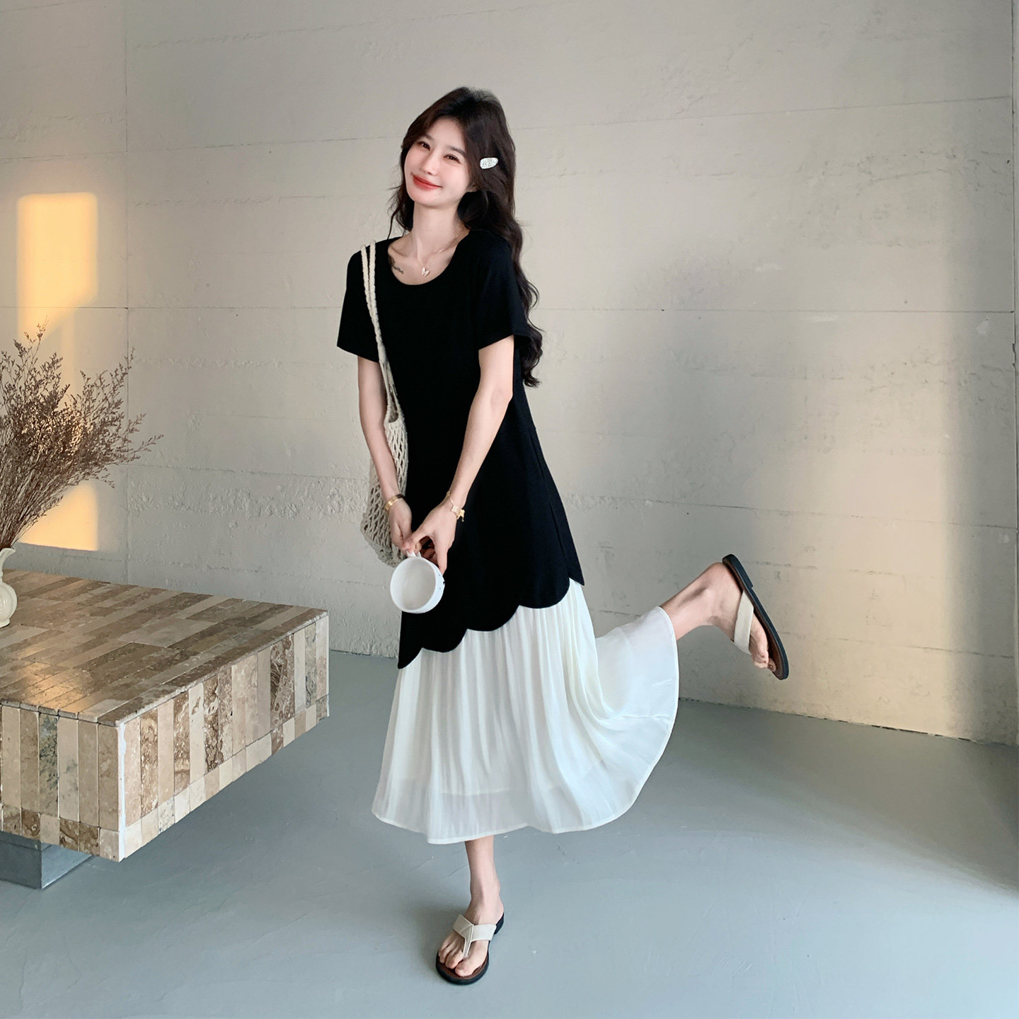 黑色法式简约气质撞色拼接连衣裙女2026初夏新款高级感圆领A字裙