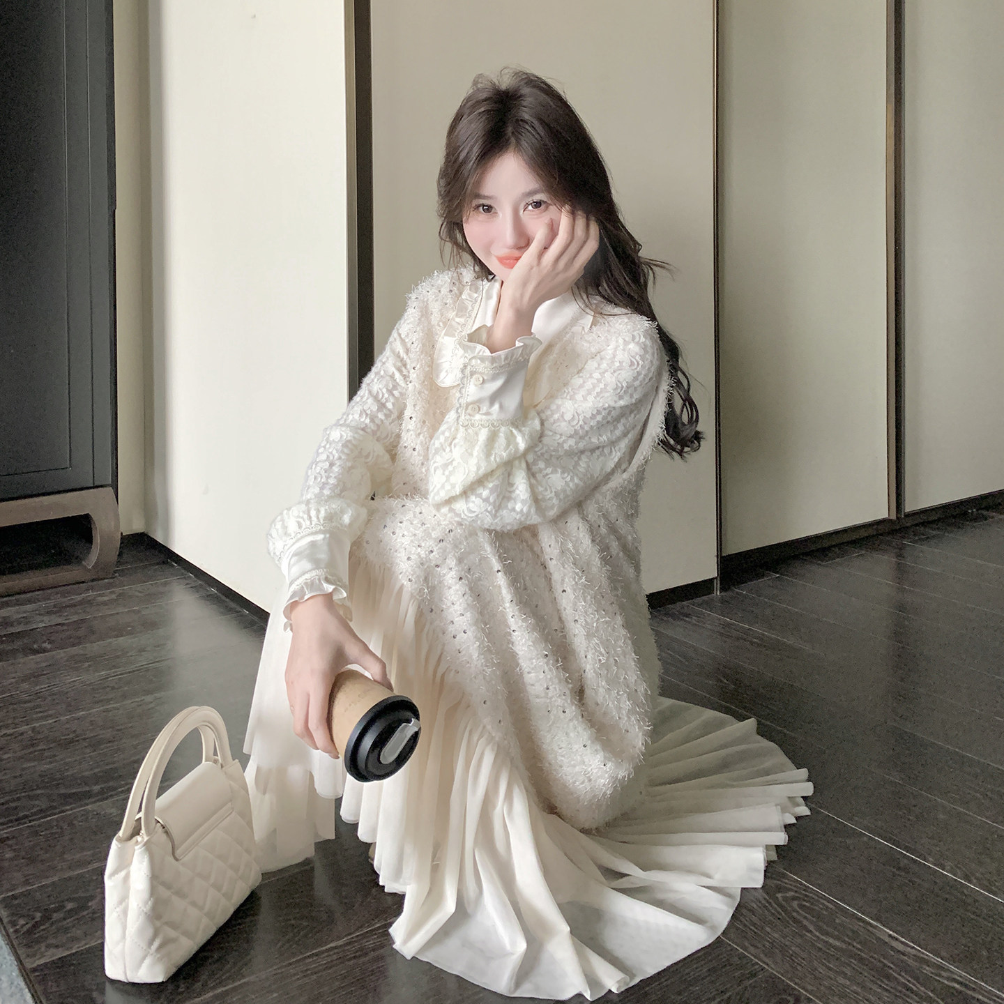 米色温柔慵懒风亮片背心连衣裙套装女2026春新款娃娃领内搭两件套