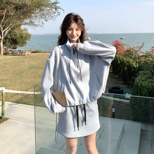 浅灰色韩系休闲运动套装裙女2026春新款小个子宽松卫衣短裙两件套
