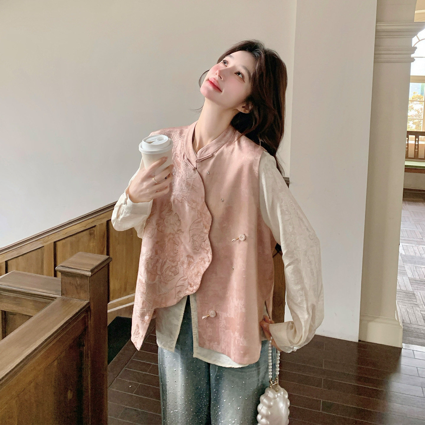 粉色国风早春氛围感穿搭套装女士2026新款刺绣马甲提花衬衫两件套